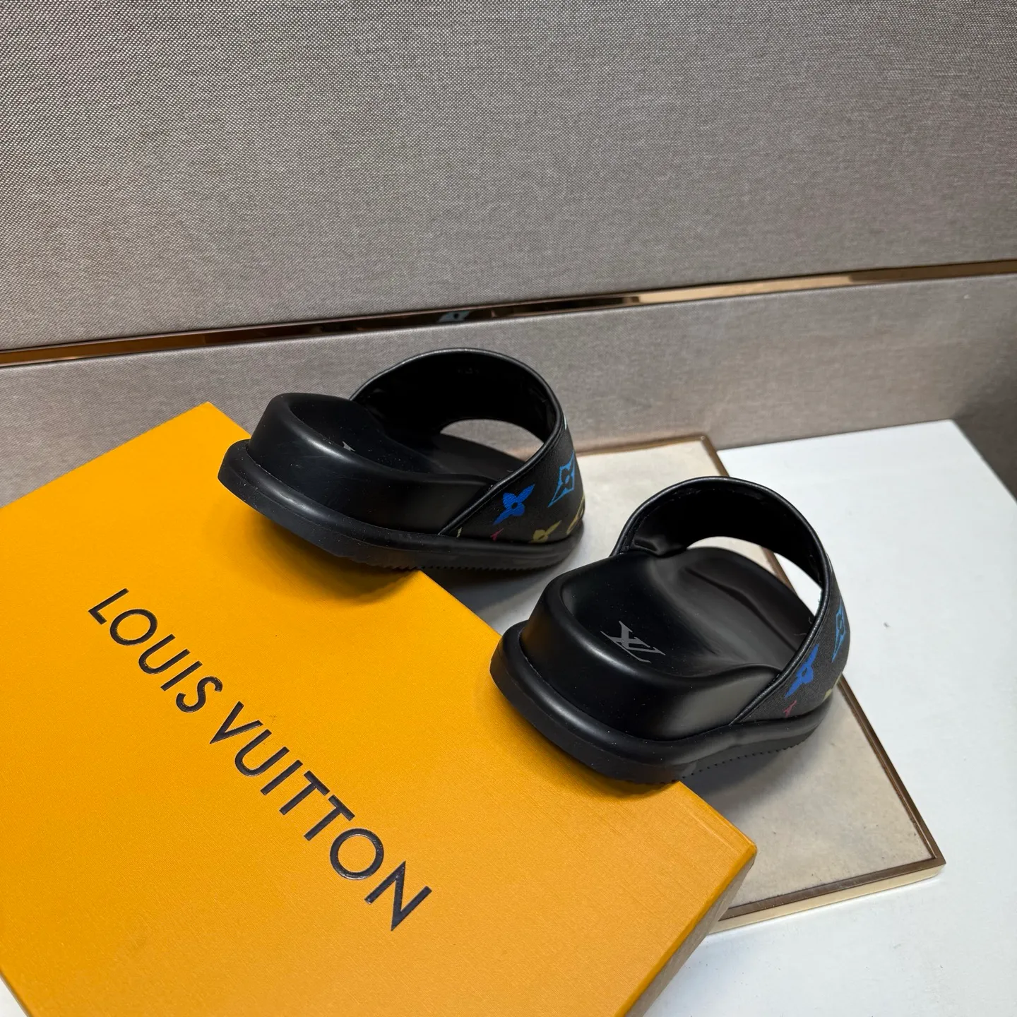⬛️Men's shoes 💰p320 [LV～] Men's casual slippers 2025z cabinet sales simultaneously 🔶Size: 38-44 #️⃣ 🔷2 colors🔜The upper is made of multi-material splicing➕Genuine leather lining, comfortable and breathable, sole: original comfortable and wear-resistant outsole, ⚠️Real shot📱Photographed🎬The real thing is better📢📢📢